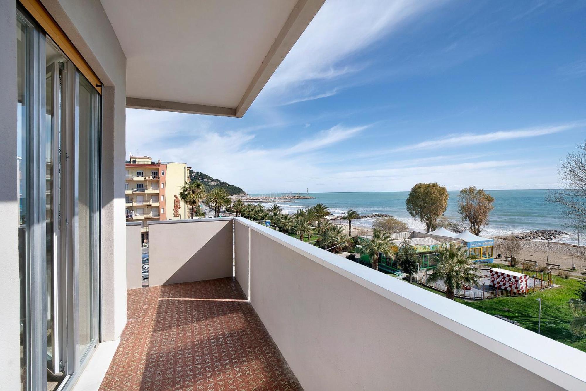 Fronte Mare - Marina Di Andora Apartment Exterior photo